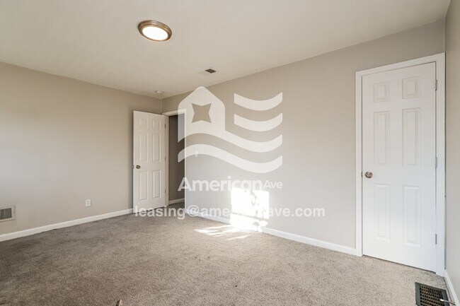 Building Photo - 912 S Jackson St