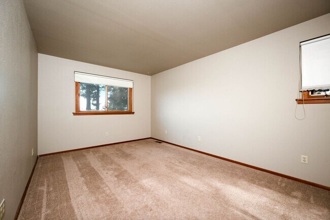Building Photo - Beautiful home with views and in a gated c...