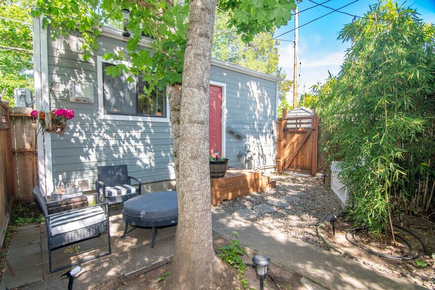 Building Photo - 673 Siskiyou Blvd