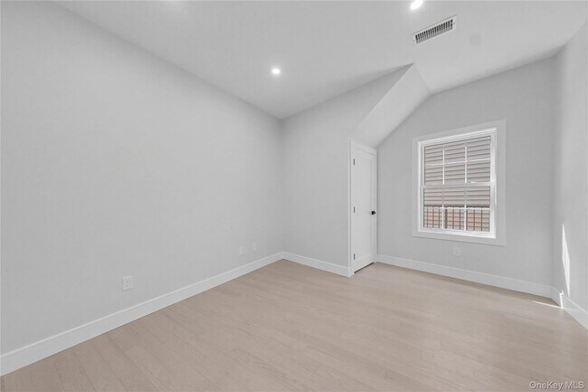 Building Photo - 10 Market St