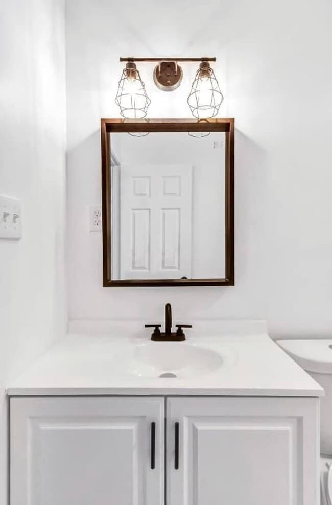 Building Photo - Charming 2 Bed / 1 Bath Duplex with big shared Backyard