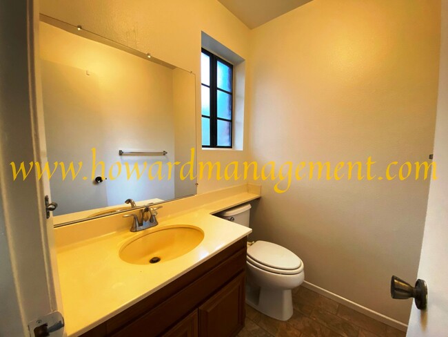 Building Photo - Spacious Townhouse condo with central A/C,...