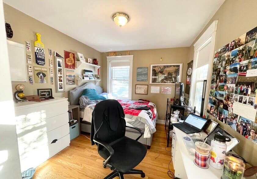 Building Photo - 17 Iroquois St