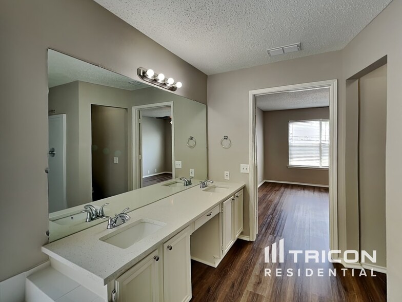Building Photo - 5320 Tennis Villa Dr