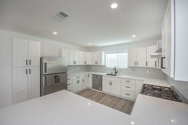 Building Photo - Dover Shores
