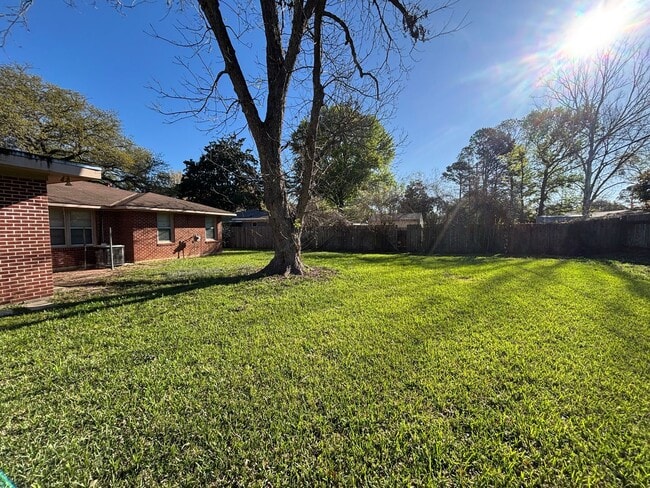 Building Photo - Large home in Brooadmor!