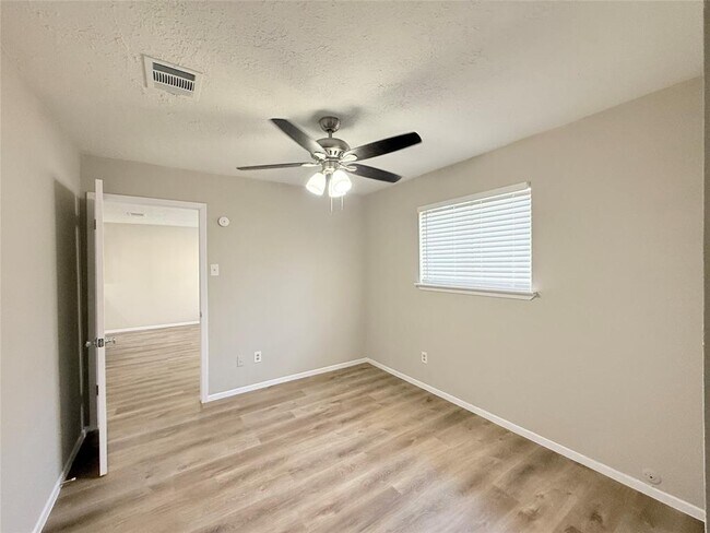 Building Photo - 6624 Westwick Dr