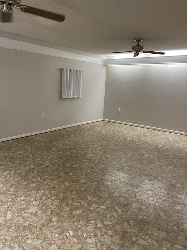 Building Photo - 298 Persimmon St