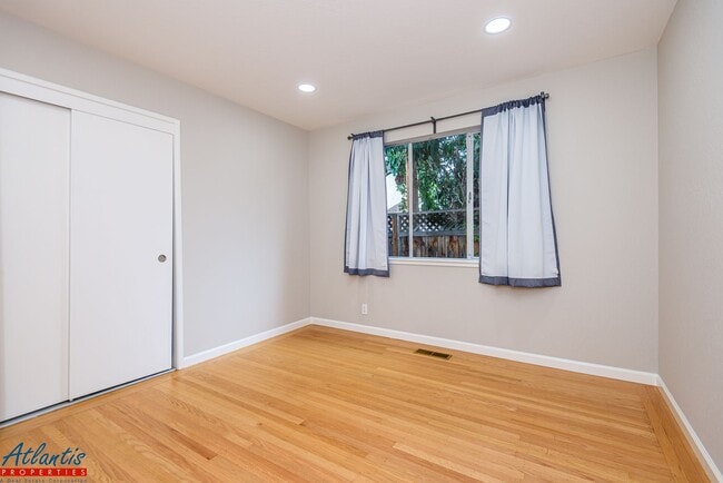 Building Photo - Beautiful Home | Remodeled | Desirable Location