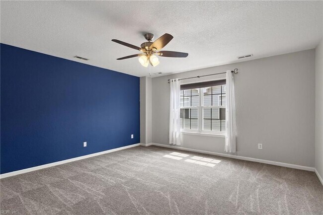 Building Photo - 4823 Lake Dr