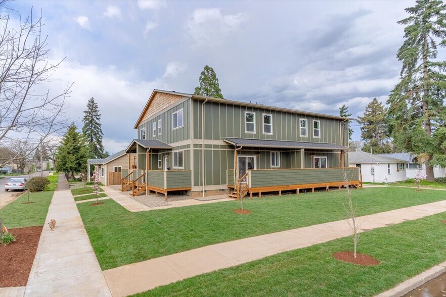 Building Photo - 1094 15th St SE