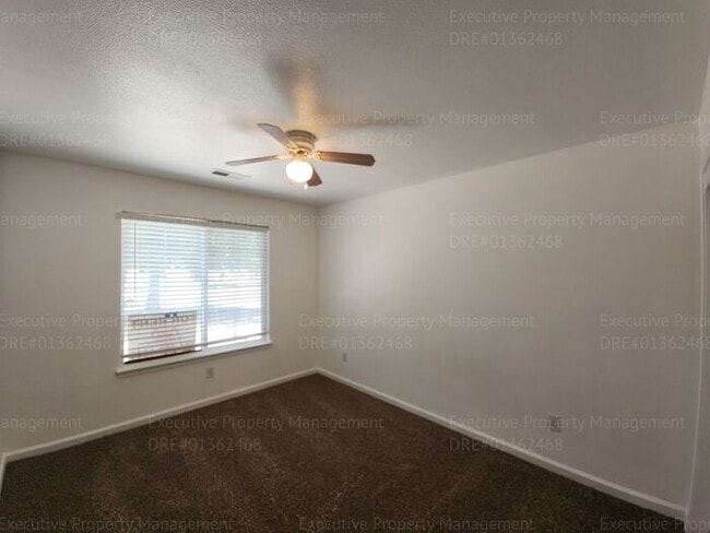 Building Photo - 5 bedrooms/ 2 baths Location Olive Dr/ Old...