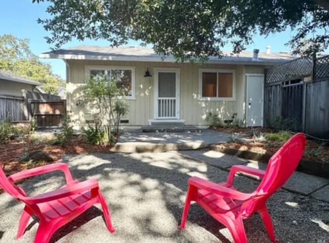 Building Photo - Lovely 1 Bedroom 1 Bath with a Beautiful Back Yard
