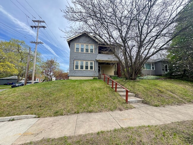 Building Photo - 1712 Eastern Ave SE