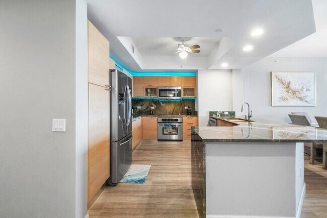 Building Photo - 2640 Lake Shore Dr