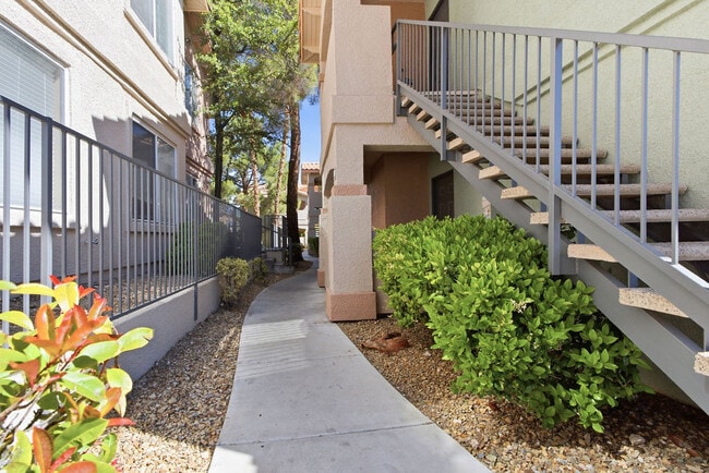 Building Photo - 350 S Durango Dr