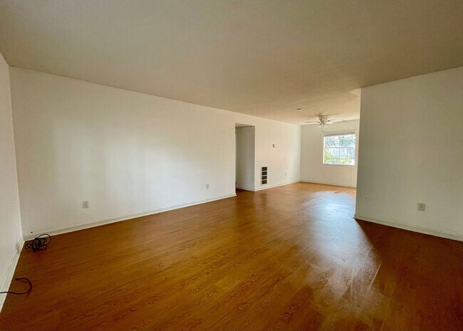 Building Photo - Available 7/1. 2 BR/2 BA in a FANTASTIC Lo...