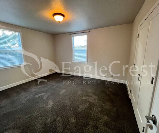 Building Photo - Sumach Four-Plex