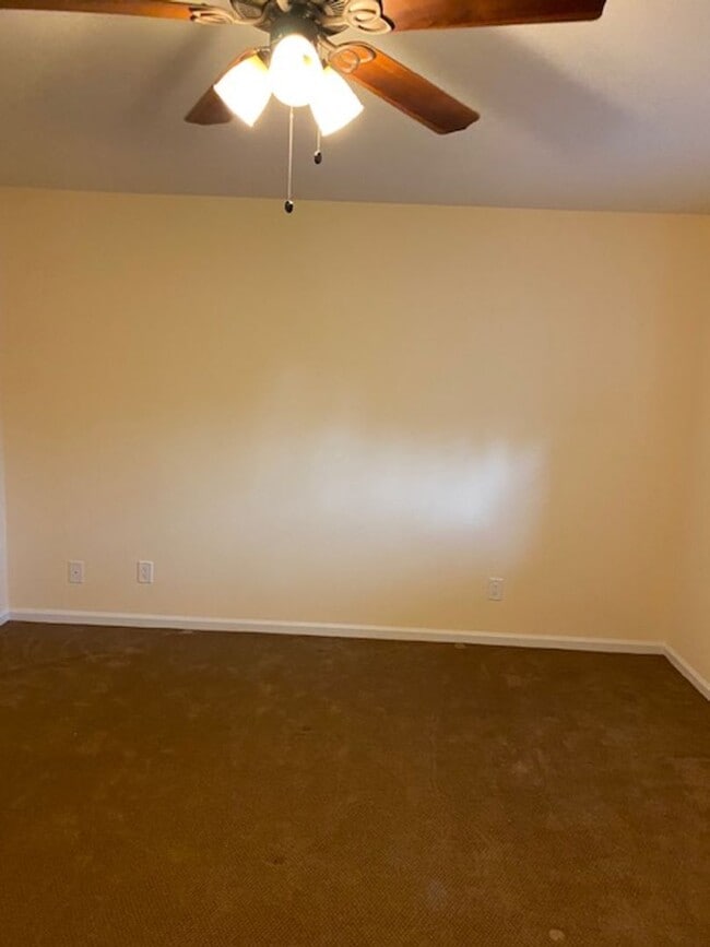 Building Photo - Colonial Circle