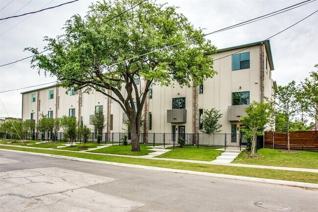 Building Photo - Modern Townhome with Gated Private Lawn & Dual Primary Suites & 2-Car Garage | Knox-Henderson / L...