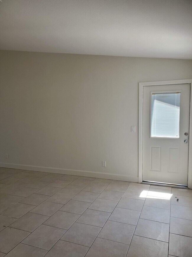 Building Photo - No HOA! North Phoenix 3 Bedroom Home with Large Yard & Garage