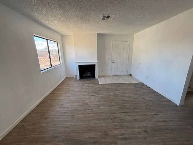 Building Photo - Cozy 2-Bedroom Unit with Fireplace and Utilities Included in Lancaster!