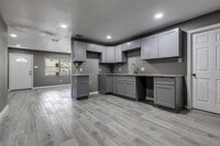 Building Photo - 200 Pine St