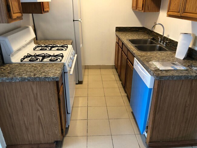 Building Photo - Expo 247 with 2 bed, 1 Bath, 800 SF with A...