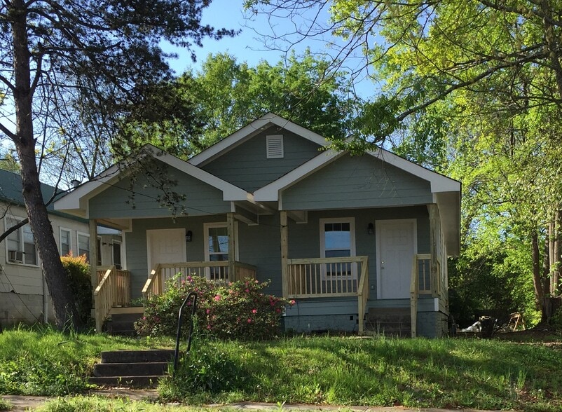 Building Photo - 1709 Oxmoor Rd