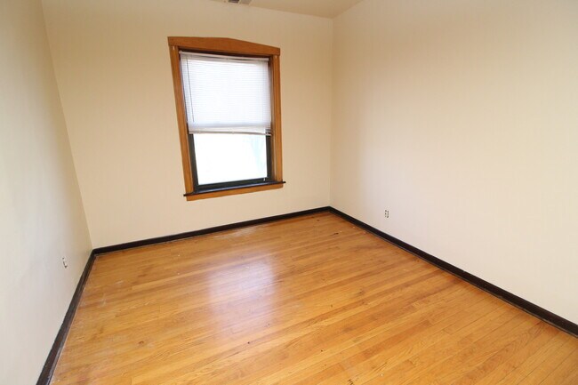 Building Photo - 1728 W Juneway Terrace