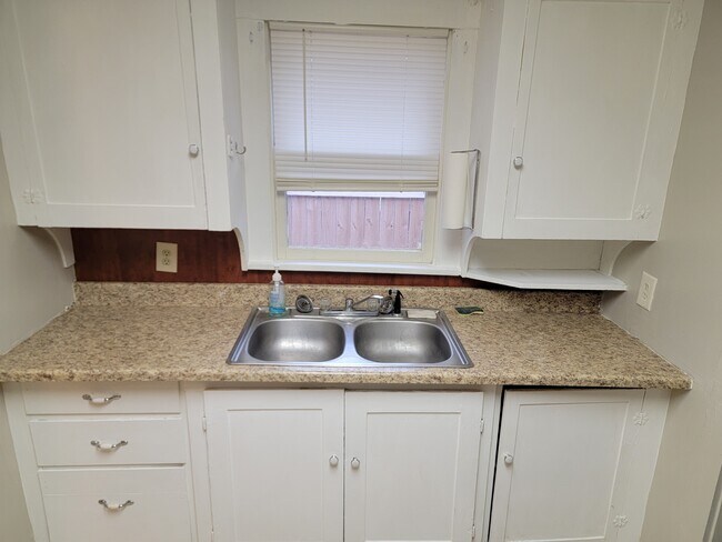 Building Photo - 623 N Topeka St