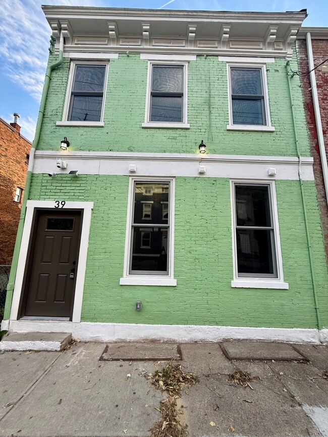 Building Photo - 39 E Clifton Ave
