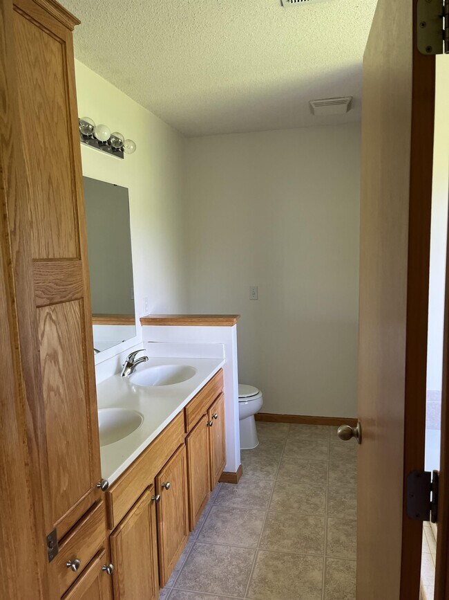 Building Photo - 9141 Leaf Cir