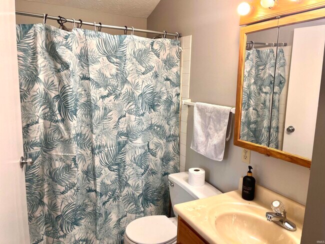 Building Photo - 519 E Graham Pl