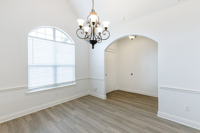 Building Photo - Gorgeous 4 bed 2.5 bath!