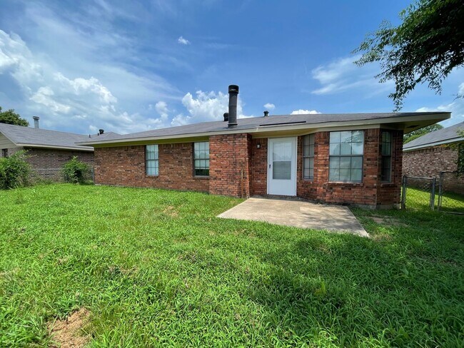 Building Photo - Brookhaven Estates Charmer!