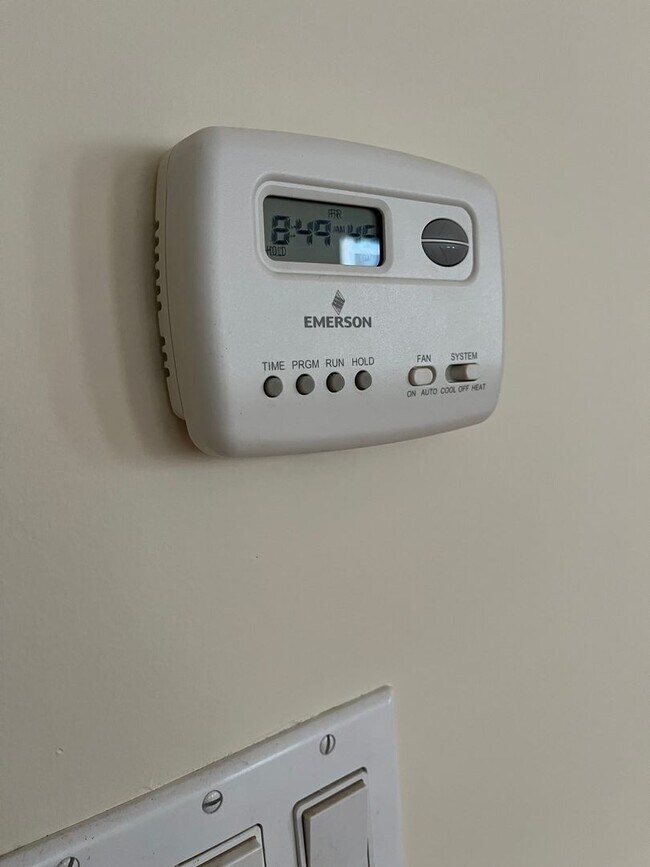 Building Photo - Newly Remodeled Large 3 Bedroom in Quiet 3 Family Home