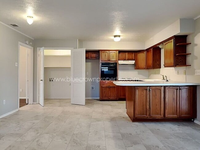 Building Photo - 8322 Lullwater Dr