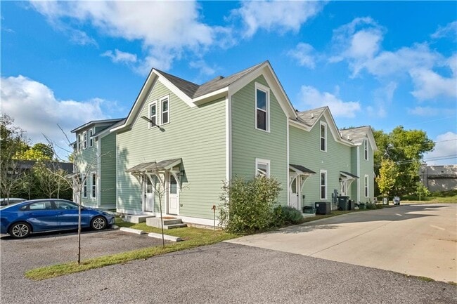 Building Photo - 772 S Locust Ave