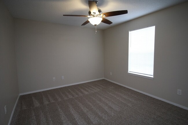 Building Photo - Updated 3BR/1BA Home – Fresh Paint, New Floors & Fenced Yard – HUD/Section 8 Accepted