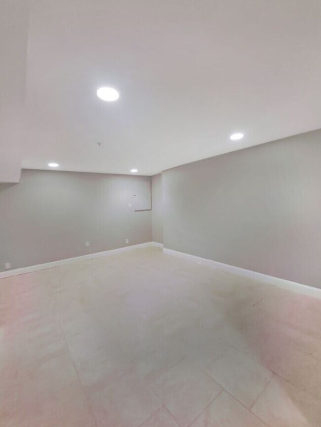 Building Photo - Amazing 4 Bedroom, 4 Bath SFH Corner Lot, ...