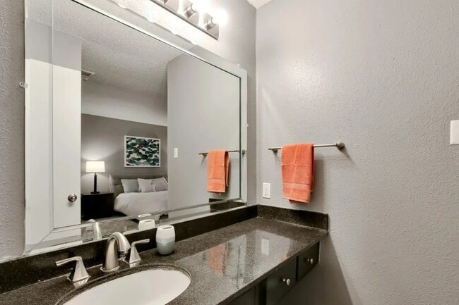 Building Photo - 4401 Glenview Ct