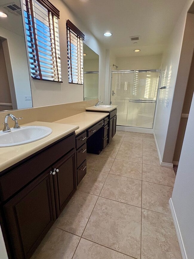 Building Photo - Tri-Level Condo within Walking Distance to The Collection!