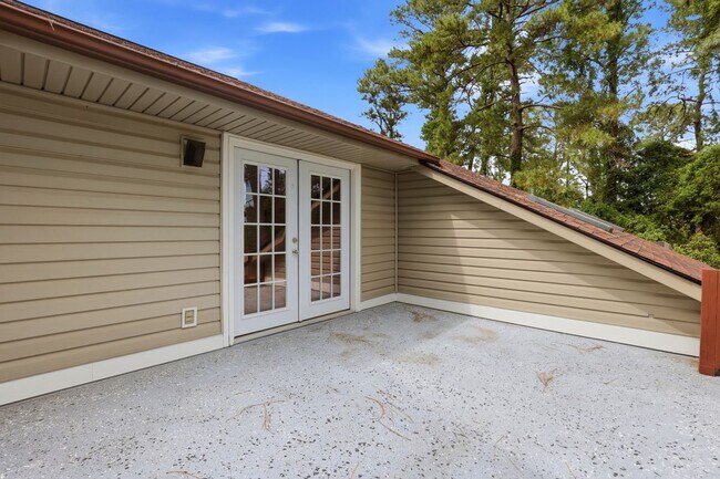 Building Photo - 102 Country Club Villa Dr