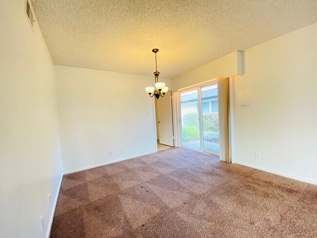 Building Photo - Cute Corner Lot!