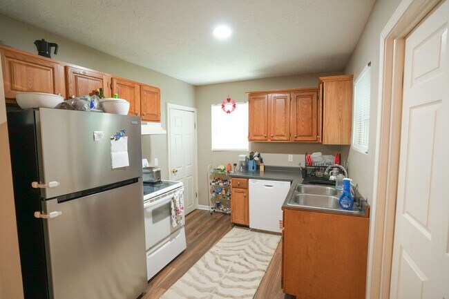 Building Photo - 633 Golfview Dr