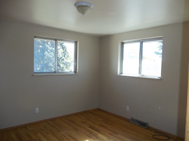 Building Photo - Lovely Duplex in Loveland: Your New Home A...