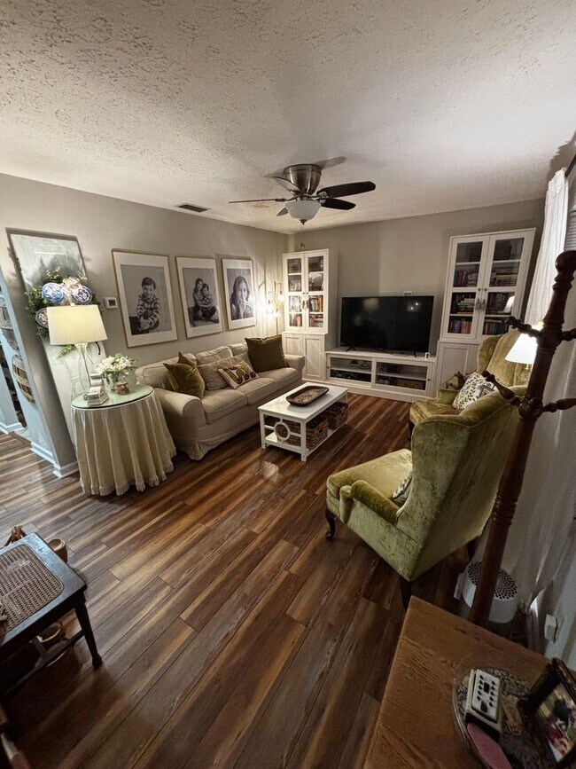 Building Photo - 3 Bedroom || 2.5 Bathroom - Townhome