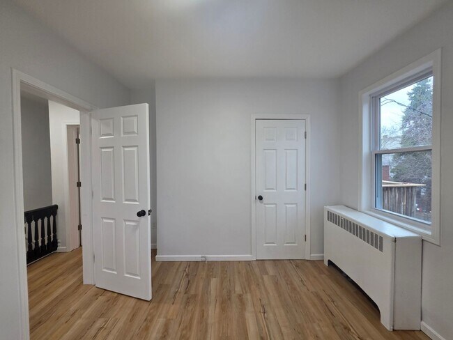 Building Photo - Newly Updated 2 bedroom apartment located ...