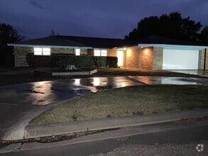 Building Photo - Spacious Executive 4 Bedroom Home